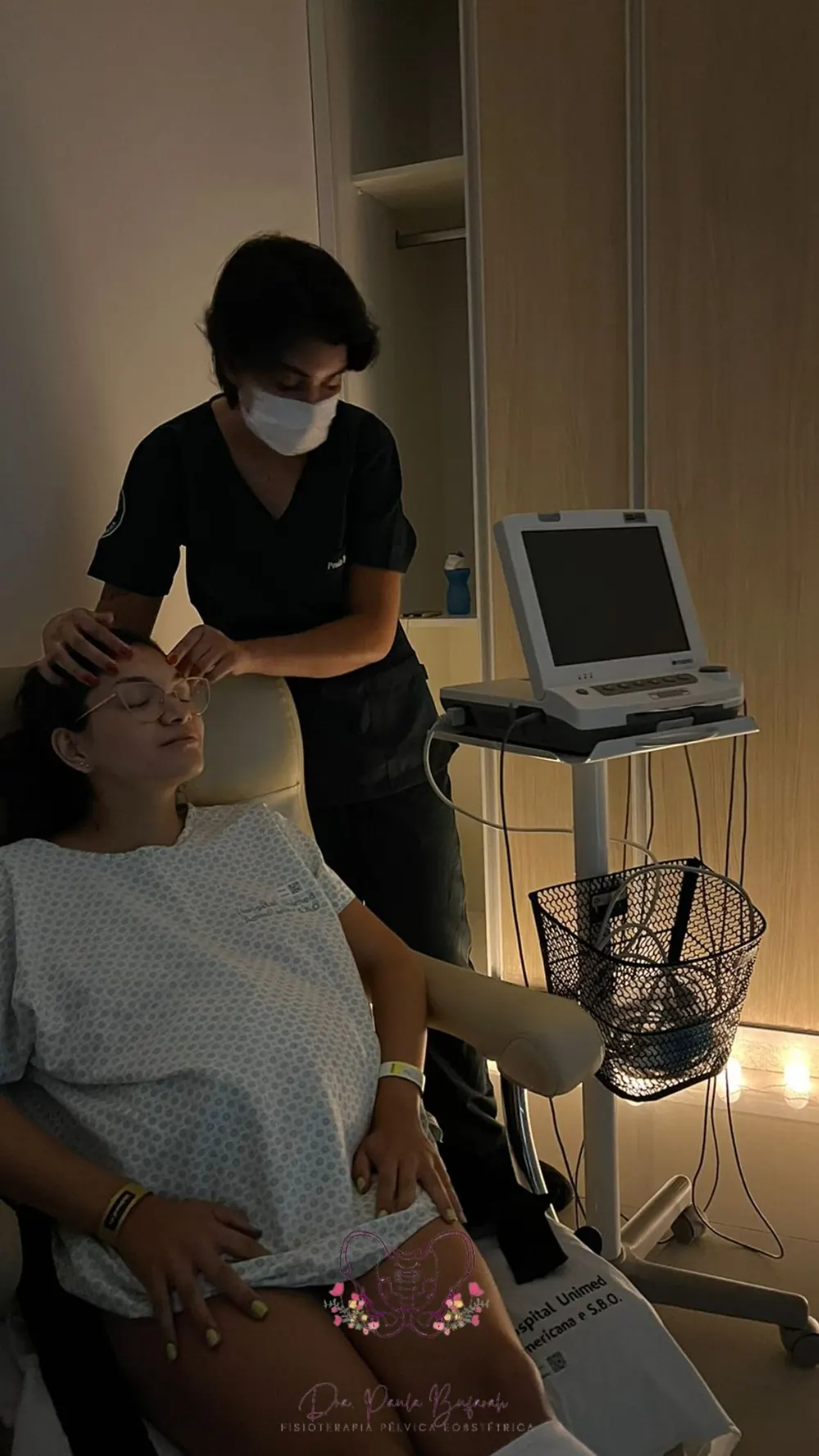 Doula faz massagem na cabeça de uma gestante em trabalho de parto.